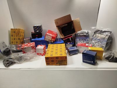 plusieurs cartons contenant différents types d'objets posés sur une table