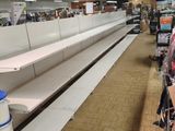une rangée d'étagères vides dans un magasin désert