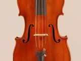 un vieux violon avec un archet sur fond blanc