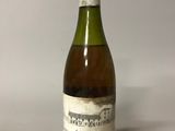 une bouteille de vin posée sur une table