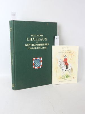 deux livres sont posés l'un à côté de l'autre sur une table