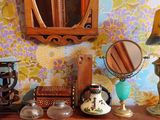 une table sur laquelle se trouvent un miroir, une lampe, un miroir et d'autres objets