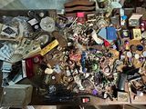 une table posée à même le sol, chargée d'objets divers et variés
