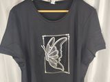 un t-shirt noir avec un papillon dans le dos