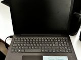 un ordinateur portable posé sur un bureau, sur lequel se trouve une note