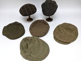 plusieurs chapeaux sont alignés les uns sur les autres sur une surface blanche