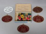 une boîte contenant un assortiment de boutons, posée sur une table