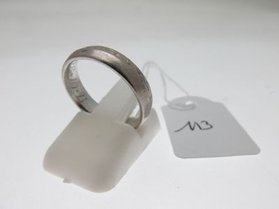 une bague posée à côté d'une étiquette sur une table