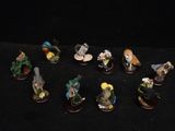de nombreuses figurines d'animaux exposées sur un fond noir