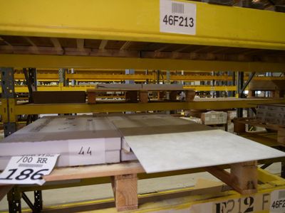 de nombreuses tables dans l'entrepôt, sur lesquelles sont posées des étiquettes de prix
