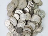 une pile de pièces d'argent posée sur une surface blanche