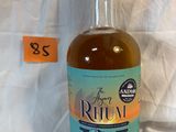 des bouteilles d'alcool posées sur un drap blanc, avec une étiquette de prix