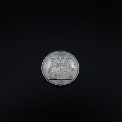 une pièce d'argent sur fond noir