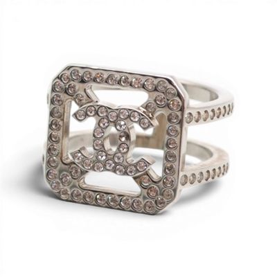 un gros plan d'une bague en argent sertie de diamants