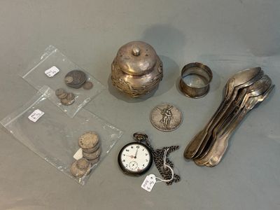 beaucoup d'objets en argent qui se trouvent sur la table