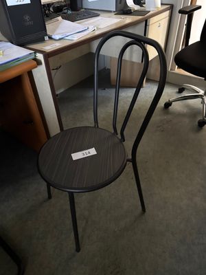 un bureau avec un ordinateur et une chaise devant