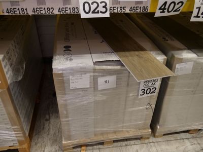 beaucoup de cartons empilés sur les étagères