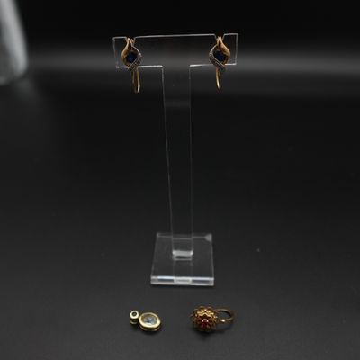 un gros plan sur une paire de boucles d'oreilles posées sur un présentoir
