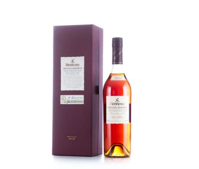 une bouteille de whisky dans un coffret violet sur fond blanc