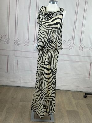 une robe sur un mannequin dans une pièce
