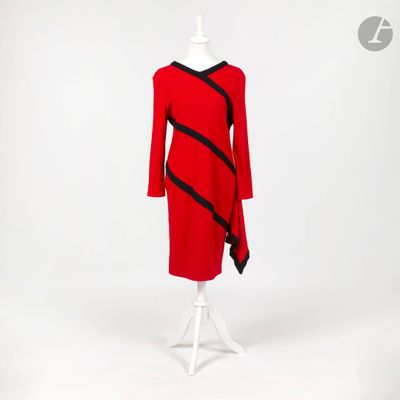 La robe est rouge et noire, avec des rayures noires.