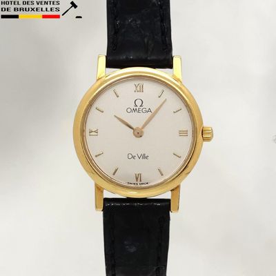 une photo d'une montre-bracelet plaquée or avec un cadran blanc