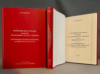 deux livres rouges posés l'un à côté de l'autre sur une table