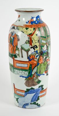 un vase avec une peinture sur fond blanc