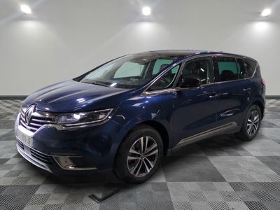 une camionnette bleue garée sur un sol à damier dans un garage