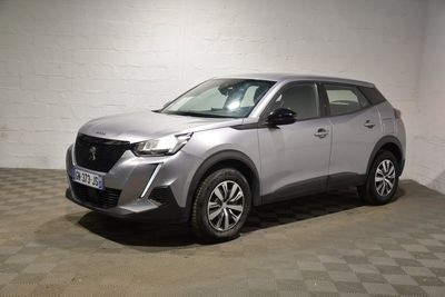 un SUV argenté garé dans un garage au sol carrelé