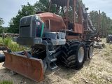 un tracteur qui est à l'arrêt dans la boue
