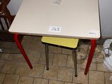 une petite table et deux chaises dans un coin de la pièce