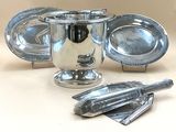une assiette en argent avec une cuillère et un repose-cuillère, une assiette en argent avec un repose-cuillère, une assiette en argent avec un repose-cuillère et un repose-cuillère