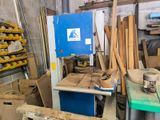 une photo d'une pièce remplie de bois et d'outils