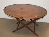 une table en bois sur laquelle est posé un plateau en bois