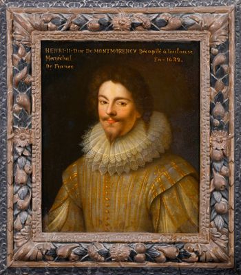 un tableau représentant un homme vêtu d'une robe jaune à col blanc