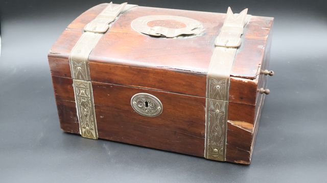 Petit coffret bombé en acajou et les ferrures en bronze simulant ...