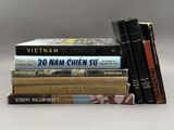 plusieurs livres sont empilés sur une table