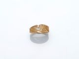 gros plan d'une bague en or sur une surface blanche