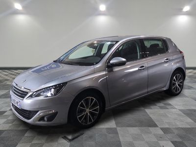 la voiture argentée est garée sur un carrelage à carreaux