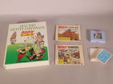 une boîte de cartes et une boîte de cartes posées sur une table