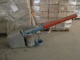 une machine posée par terre à côté d'une pile de cartons