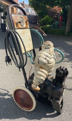 une borne d'incendie dans la rue, à laquelle est raccordé un tuyau