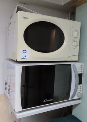 deux micro-ondes empilés l'un sur l'autre sur une étagère