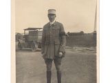 une vieille photo en noir et blanc d'un homme en uniforme militaire