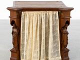 une petite table recouverte d'un rideau
