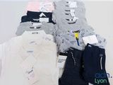 un tas de vêtements comprenant une chemise, un pantalon et des chaussettes
