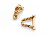 un gros plan sur deux boucles d'oreilles en or sur fond blanc