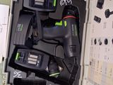 une boîte contenant une perceuse sans fil et une perceuse sans fil