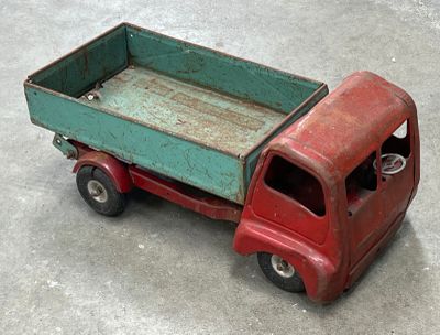 un camion jouet rouge avec une caisse verte à l'arrière